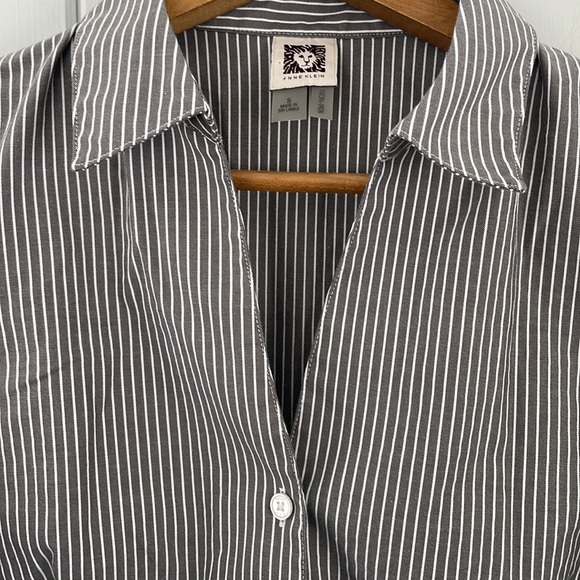 Anne Klein Women’s Pinstripe Blouse Structured Grey/White Size Small Non-Iron - Picture 4 of 6